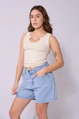 Short de jean celeste de tiro alto y corte recto.