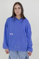 Canguro azul con capucha, bolsillo tipo canguro y puños y cintura acanalados. Estampado pequeño en el pecho con el texto "PULAU EST. 2023 MVD UY".