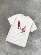 Remera blanca de algodón con estampado de dos manos haciendo una señal con los dedos en color rojo.