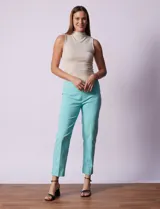 Pantalón de vestir color turquesa, marca Zac & Rachel, corte recto y largo al tobillo.