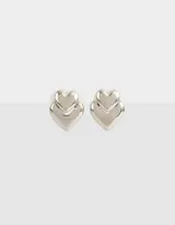 Par de aros plateados con forma de dos corazones superpuestos.