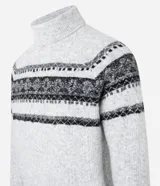 Suéter de punto gris con cuello alto y manga larga. Presenta textura jacquard y estampa horizontal étnica en tonos negros.