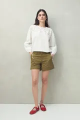 Short negro de algodón, de tiro medio, con bolsillos delanteros y traseros.