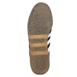 Championes Adidas modelo Gazelle Lo Pro W, color negro con tres franjas laterales blancas y logo dorado. Tienen cordones negros y suela de goma color caramelo translúcida.