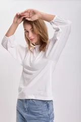 Remera blanca de mangas 3/4 abullonadas.