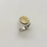 Anillo de plata 925 con aplique de oro 18k, con diseño alusivo a la profesión de enfermería.