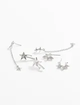 Set de tres pares de caravanas plateadas con forma de estrella. Un par con forma de estrella con detalle de gota colgando, otro par con forma de estrella irregular y un par con cadena colgante y estrella en la punta.