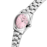 Reloj Guess modelo Alice con caja de acero plateado de 32mm y esfera rosa. Posee pulsera de eslabones de acero plateado, índices aplicados y ventana de fecha a las 3. El logo GUESS se encuentra en la esfera a las 12.