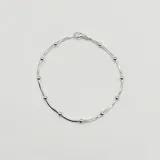 Pulsera semirrígida de plata 925 con eslabones tipo serpiente y pequeñas esferas distribuidas a lo largo de la cadena.