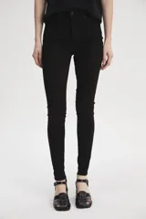 Jean negro de tiro alto, súper ajustado en cadera y muslos, con pierna súper ajustada y denim stretch.