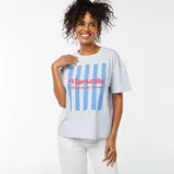 Camiseta celeste de manga corta con estampado de rayas verticales azules y texto 'Marseille' en color rosa.