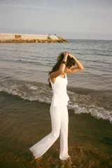 Pantalón negro de tiro alto con cintura elástica y corte acampanado.