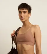 Top deportivo negro confeccionado en microfibra sin estampa, con espalda abierta y breteles finos cruzados.