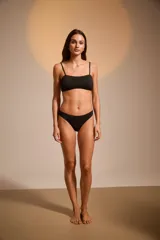 Bombacha vedetina negra con textura brillante.