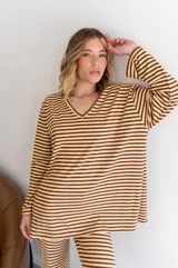 Buzo de viscosa a rayas horizontales marrones y beige, con escote en V y mangas largas.
