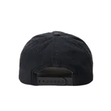 Gorra negra de Rip Curl con bordado amarillo en el frente que incluye el logo de la marca y un diseño con motivos playeros.