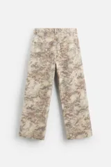 Pantalón de jean de corte recto con estampado abstracto en tonos beige, marrón y gris.
