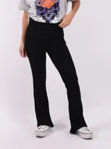 Pantalón palazzo negro de tejido de punto acanalado.
