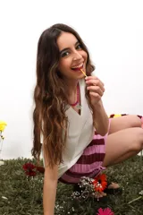 Remera blanca de algodón con cuello en V y etiqueta de goma con logo.