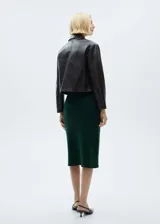 Falda midi gris de tejido de punto con mezcla de lana. Tiene cintura elástica y corte recto.