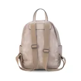 Mochila color rosa de símil cuero con bolsillos frontales con cierre. Tiene asa de mano rígida y correas regulables.