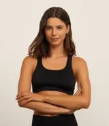 Top deportivo negro de breteles anchos con espalda estilo nadador, acanalado y sin costuras.