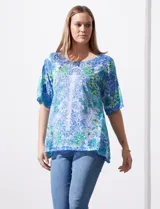 Blusa de modal estampado marca Ruby Rd, con mangas cortas con abertura y apliques de brillos en el frente.