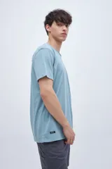 Remera negra de algodón, de corte recto y manga corta.