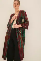 Kimono largo con estampado tie dye en tonos borgoña y verde, con bordados de lentejuelas y mostacillas.