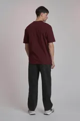 Remera verde oscuro de corte holgado y mangas cortas.