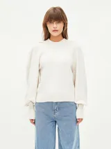 Sweater color gris melange, de tejido de punto, con cuello redondo y mangas abullonadas.