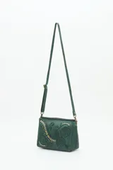 Cartera bandolera verde de cuero vacuno con bordado de flores y tachas doradas y plateadas. Tiene cierre metálico superior, forro de algodón, división interna, bolsillo y tarjetero. La correa es regulable.