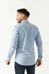 Camisa celeste a cuadros, de corte slim fit, manga larga y logo bordado. Confeccionada en 100% algodón.