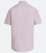 Camisa celeste de manga corta, corte comfort, con cuello abotonado y cierre frontal con botones.