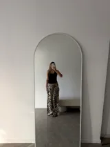 Pantalón de pierna ancha con estampado animal print de leopardo, confeccionado en algodón y viscosa.