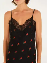 Vestido largo negro con estampado de rosas rojas, breteles finos y escote en V con encaje.