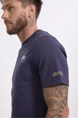 Remera blanca de algodón con cuello redondo y estampado pequeño de una moto en el pecho.