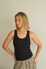 Pantalón ancho de tiro alto con elástico en la cintura y estampado animal print de leopardo en tonos beige y negro.