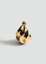 Par de aros dorados con diseño en espiral y cierre a presión.