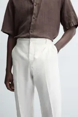 Pantalón de vestir azul marino, de corte recto, confeccionado en lino.