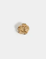 Pin dorado con forma de rosa.