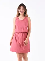 Vestido corto rosado con corte a la cintura con elástico y cuello redondo.