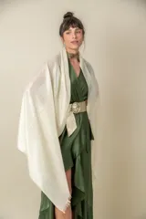 Chal italiano color champagne con hilos plateados y terminación de flecos.