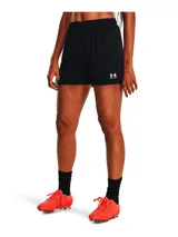 Short deportivo Under Armour Challenger Knit negro con logo blanco en la pierna izquierda.