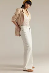 Pantalón de jean blanco de corte recto.