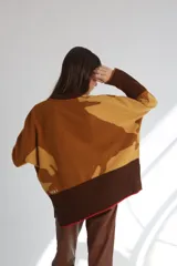 Sweater mostaza con diseño abstracto en tonos marrones, cuello redondo y corte holgado.