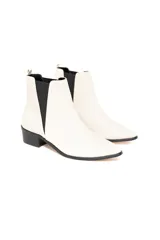 Botín Chelsea de cuero liso color blanco con elásticos laterales negros, taco bajo cuadrado y suela de goma antideslizante.