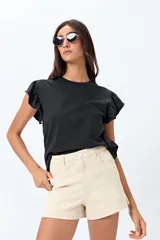 Short de jean color beige, con calce medio, bolsillos funcionales y tajos pequeños en el ruedo.