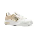Championes urbanos blancos con detalles en dorado y beige.