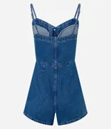 Enterito corto de jeans azul con breteles finos, escote corazón y cierre frontal con botones.